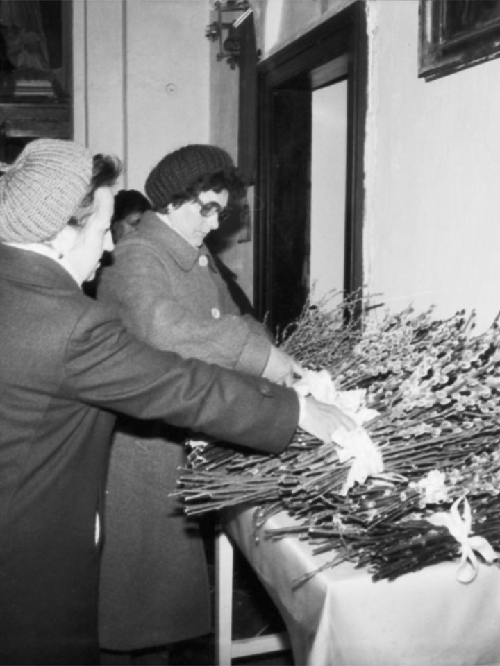 A megszentelt barkacsokrok között válogató asszonyok. Róka Lajos felvétele,