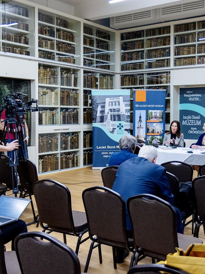 Sajtótájékoztató 