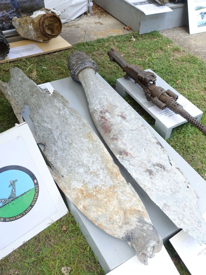 Ajka - a jobb oldali légcsavartól FW19 repülőgépből mellette MG 131-es géppuska.