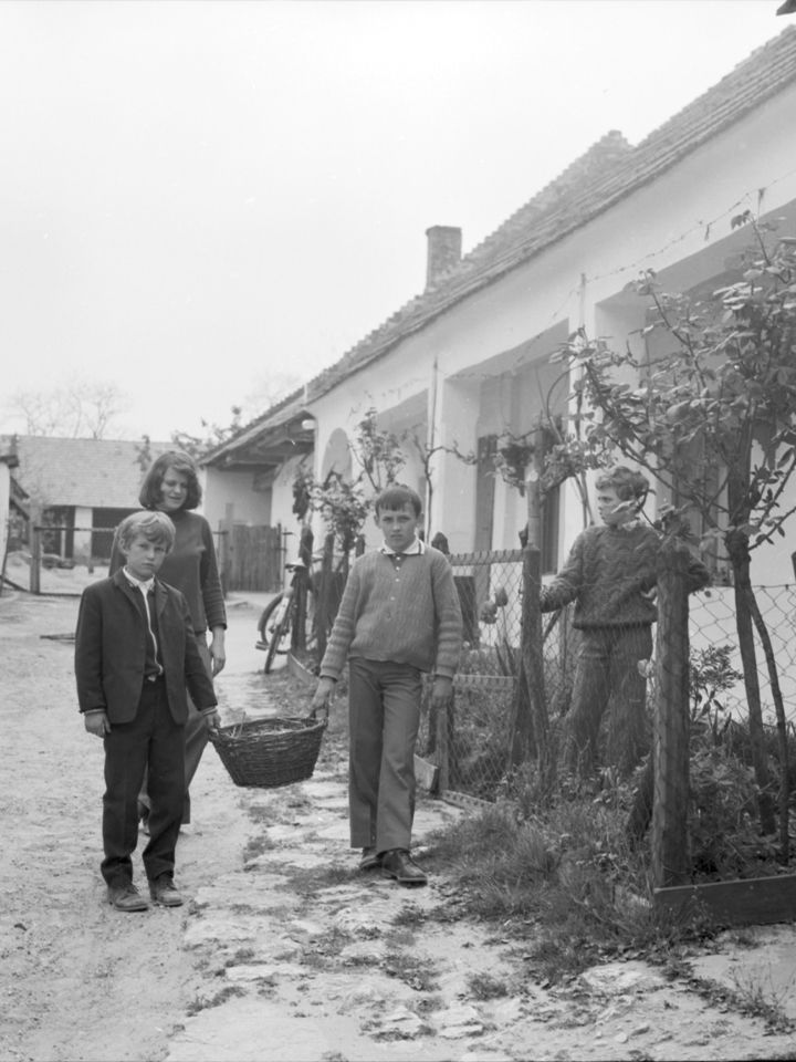 Adományt vivő fiúk. Bakonyszücs, 1970-es évek. Hadnagy László felvétele.