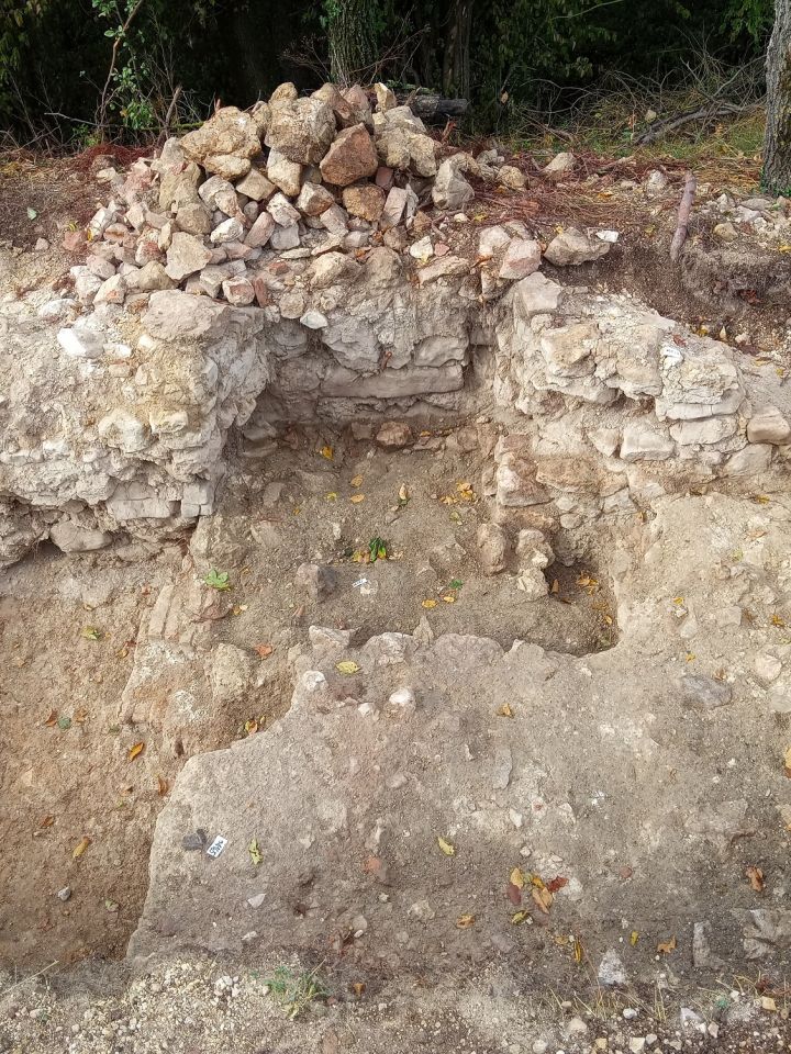 Az Anjou-kori palota és a téglatorony közötti habarcsos padlóba mélyedő akna és mögötte a várfalba belemetsző falfülke a 40. szelvényben. A kép jobb oldalán a palota déli végfala, bal oldalán a téglatorony falkiszedési árka