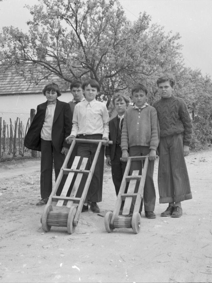 Kereplő (racsnizó) gyerekek Bakonyszücsön. Hadnagy László felvétele, 1970-es évek.