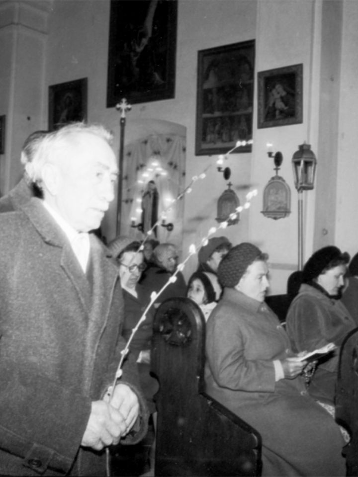 Templomi körmenet frissen szentelt barkaágakkal. Róka Lajos felvétele