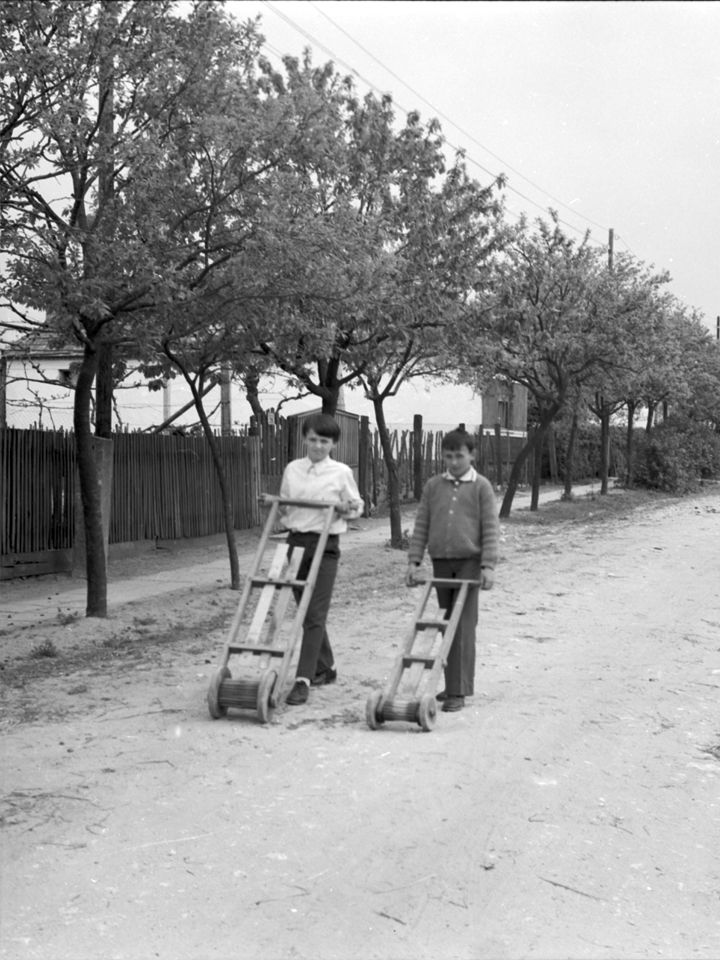 Kereplő (racsnizó) gyerekek Bakonyszücsön. Hadnagy László felvétele, 1970-es évek.